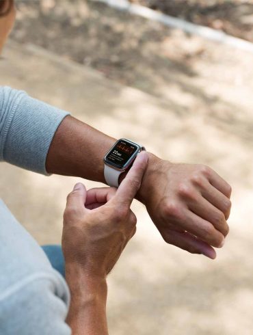 Apple-Watch-ECG-app-man-on-apple-watch