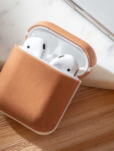 Nomad-Rugged-AirPods-Case-Natural-with-Apple-Watch